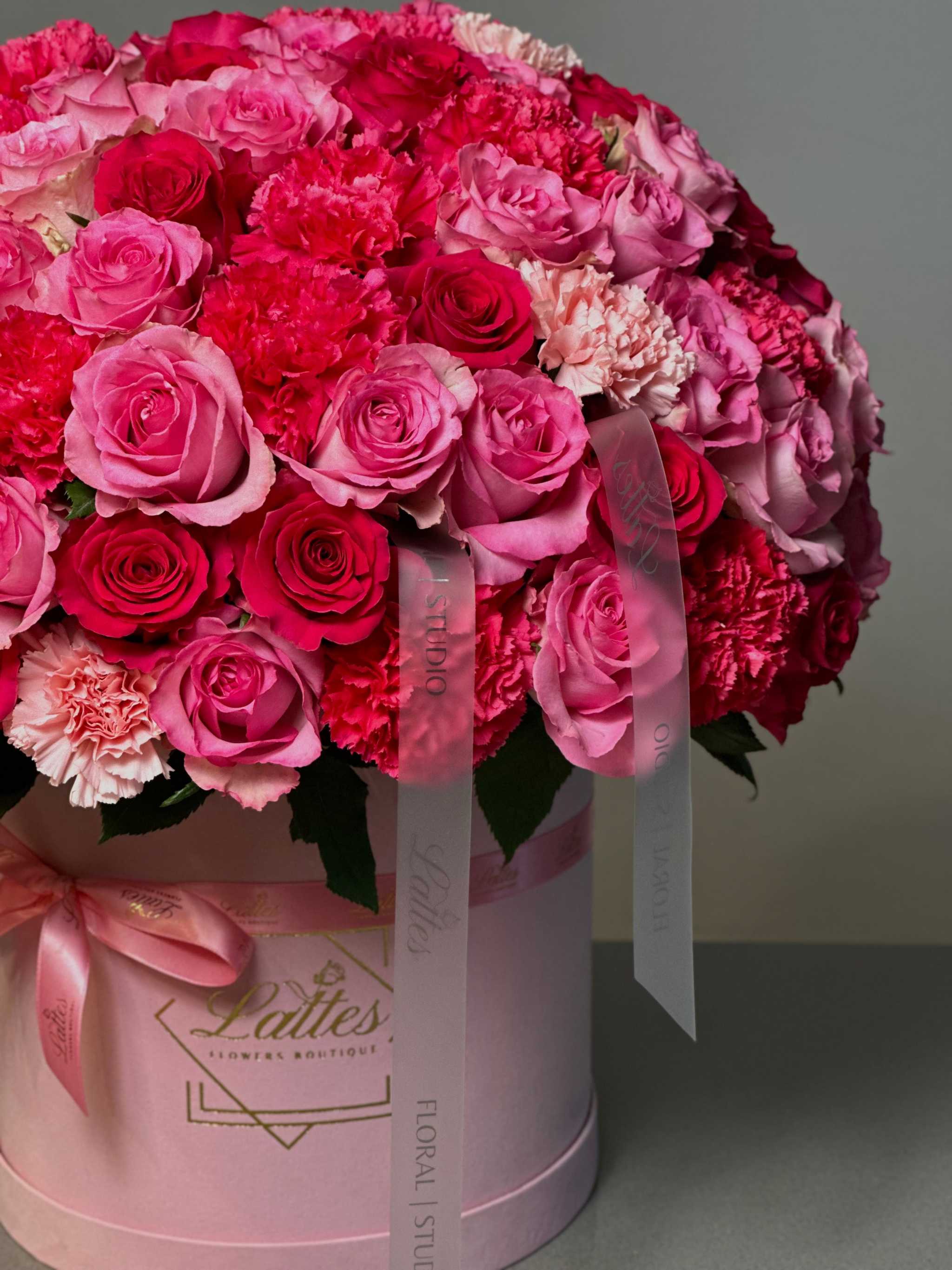 Blushing Charm – Pink Roses and Carnations in a Flower Box