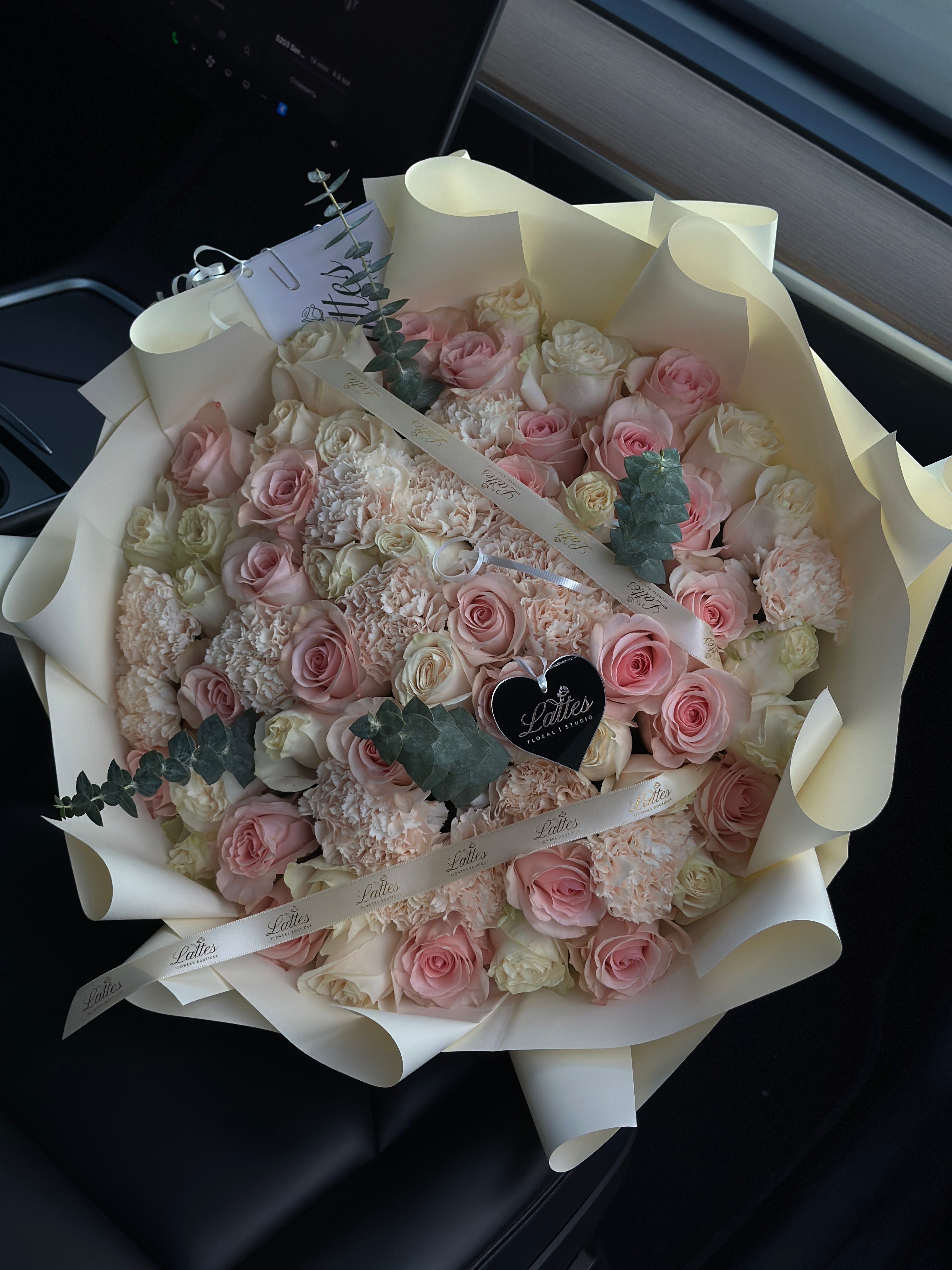 Jardin de Ensueno - Bouquet of White Roses and eucalyptus