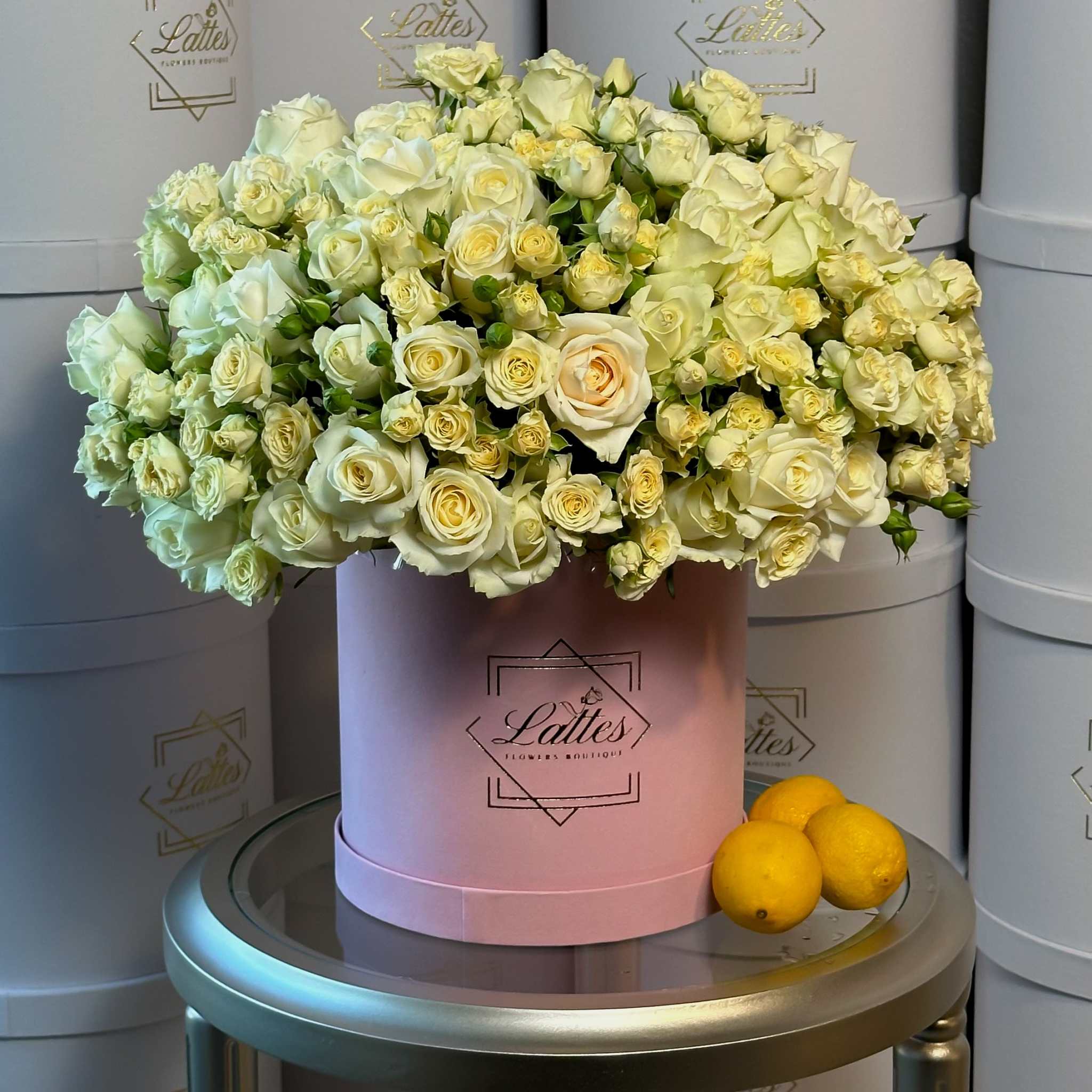 Elegant Eterna Primavera hatbox with cream roses in soft pastel tones for luxurious gifting