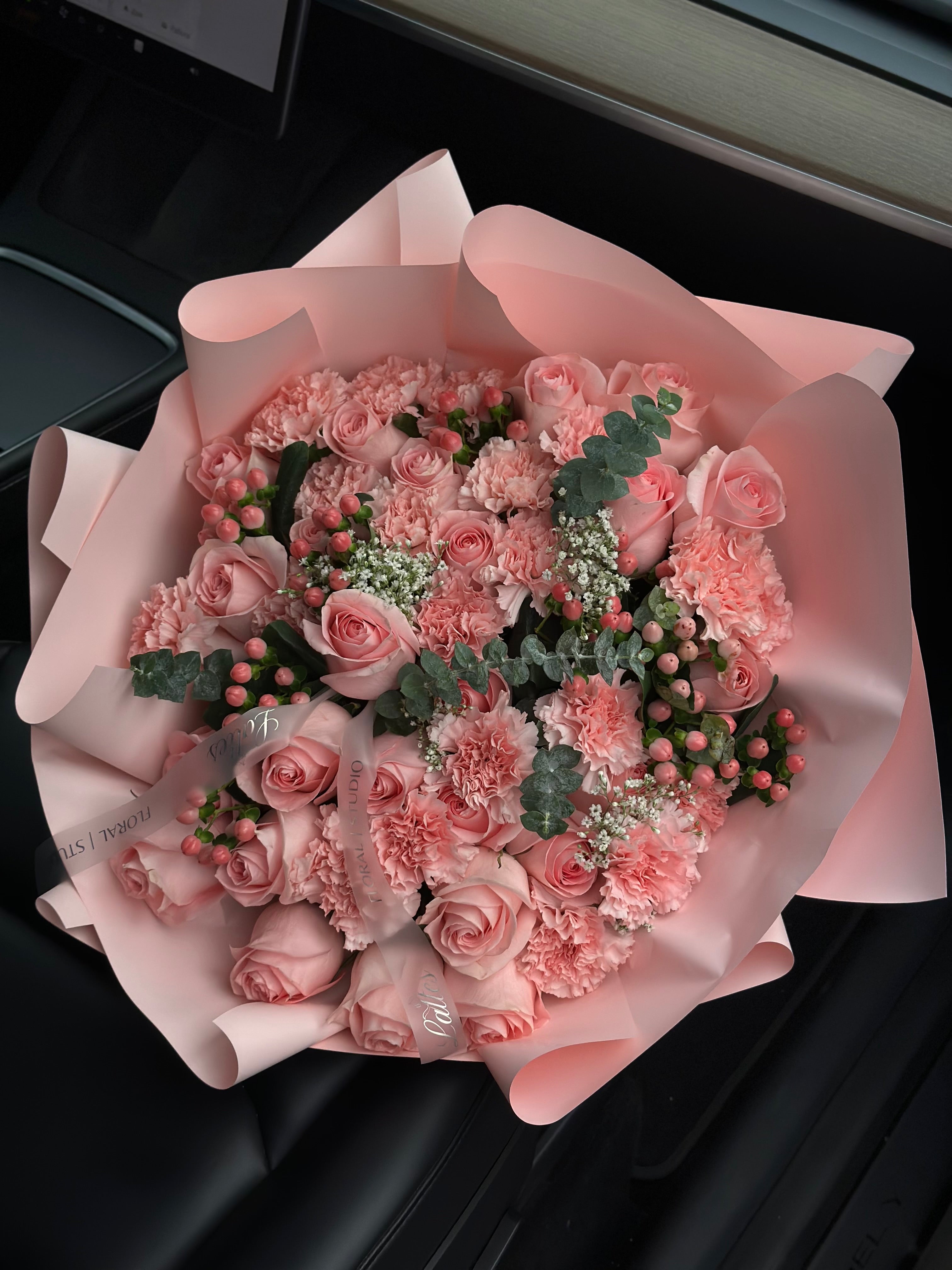 Rose Melodie – Pink Roses and Carnations Bouquet