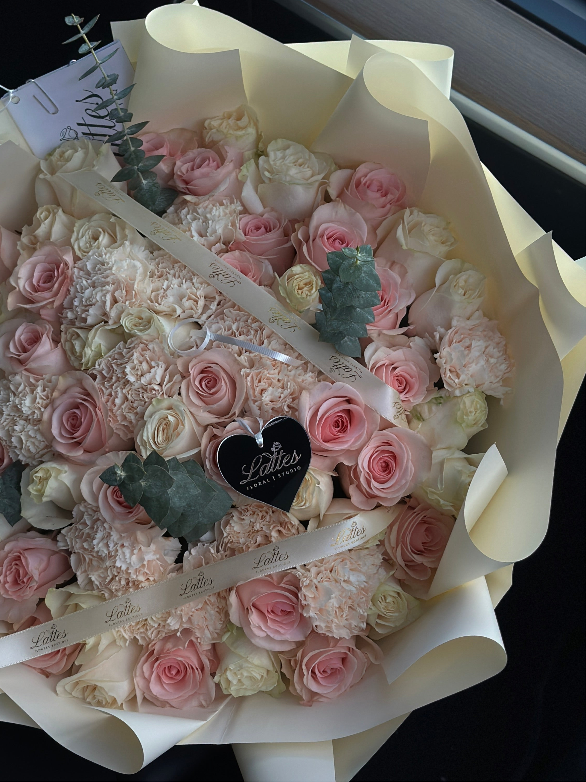 Jardin de Ensueno - Bouquet of White Roses and eucalyptus