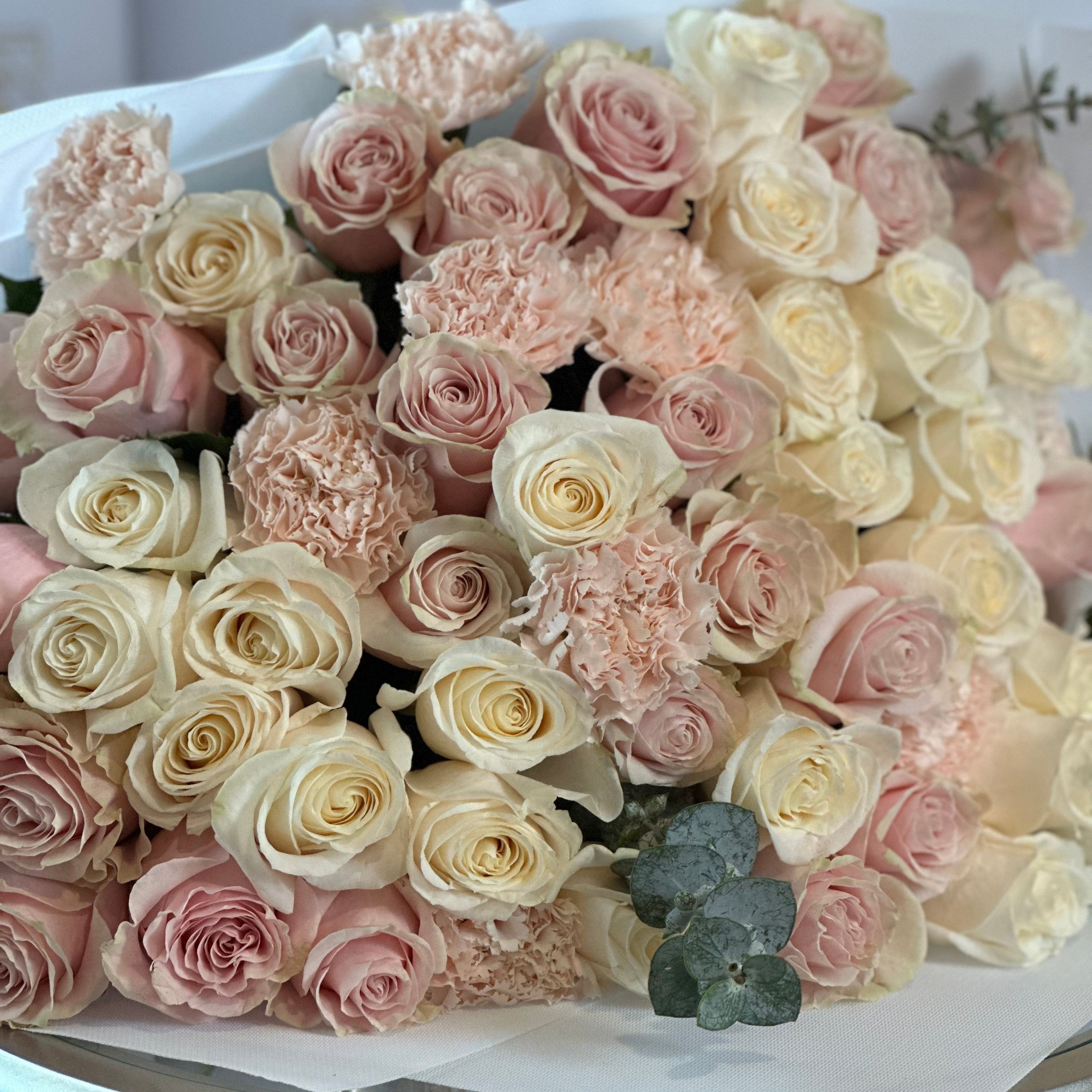 Jardin de Ensueno - Bouquet of White Roses and eucalyptus