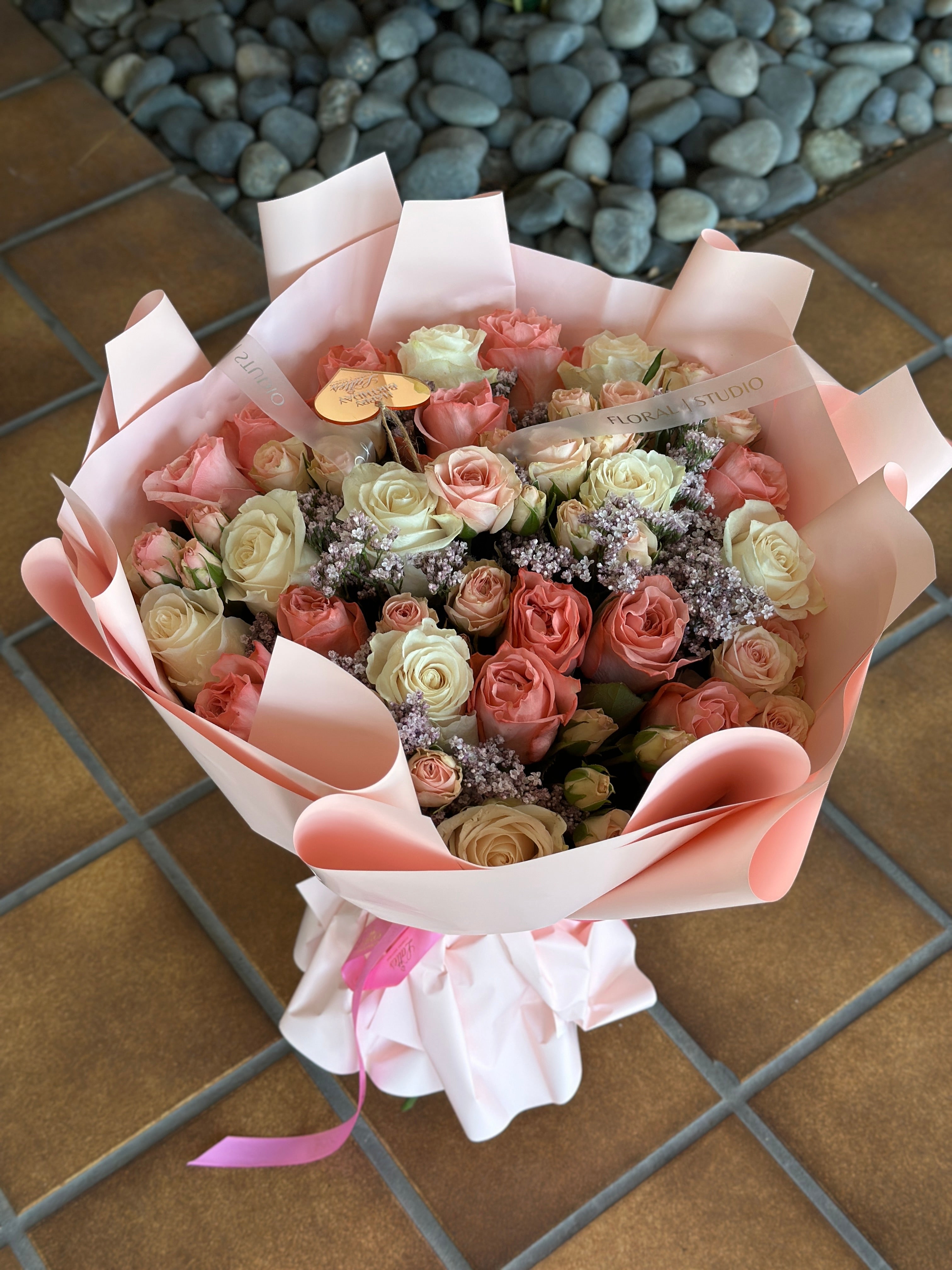 Rosé Poème – Bouquet with Pink Roses, Spray Roses & White Roses