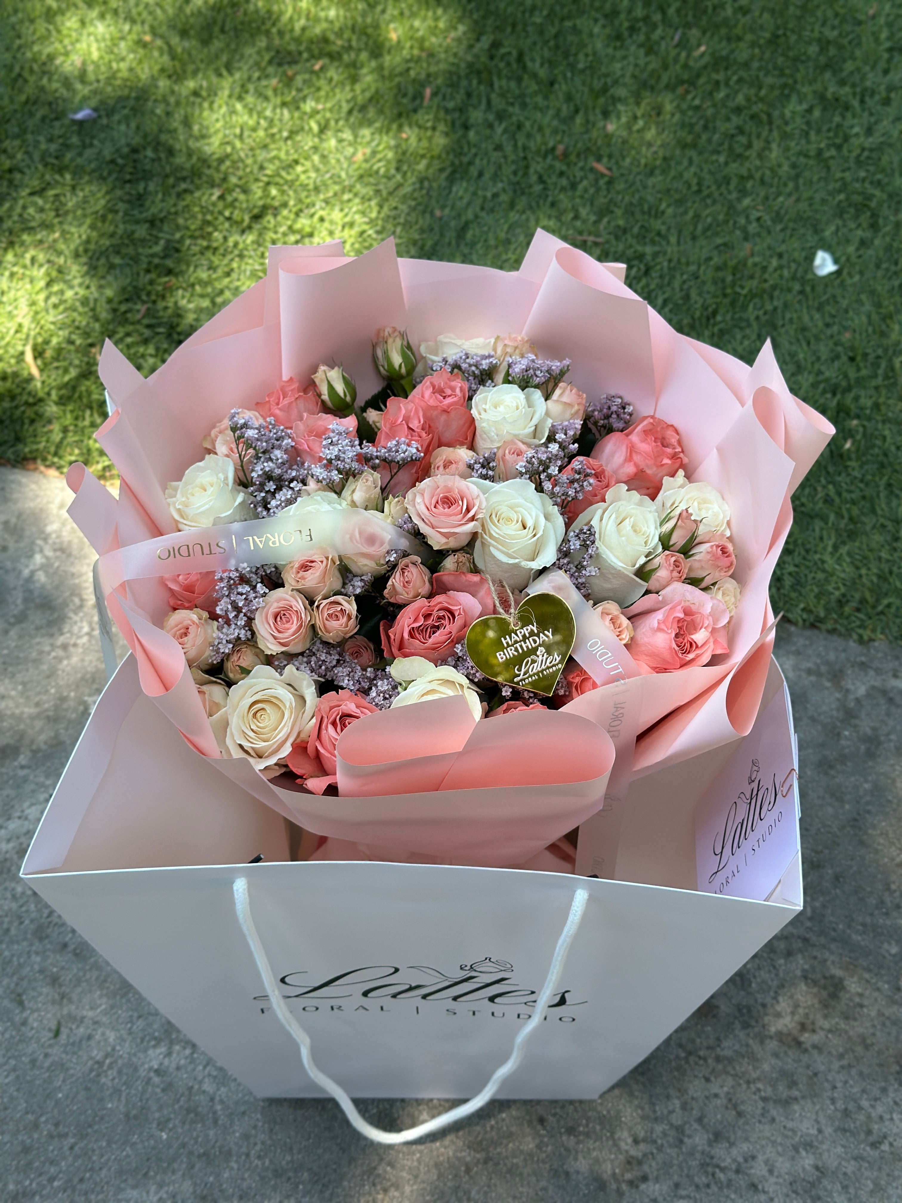 Rosé Poème – Bouquet with Pink Roses, Spray Roses & White Roses