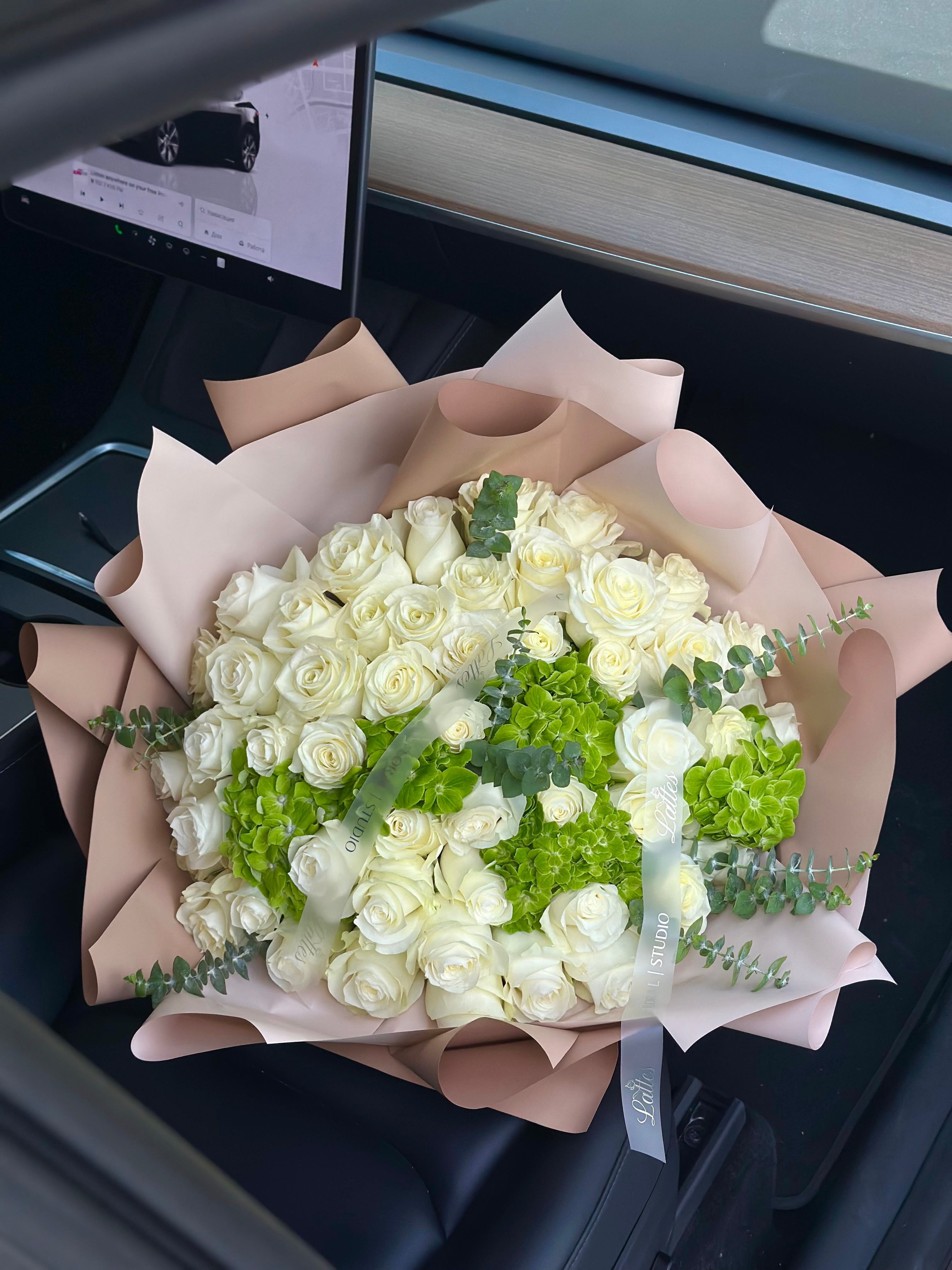 Jardin des Gerardmer – Bouquet of White Roses and Green Hydrangeas