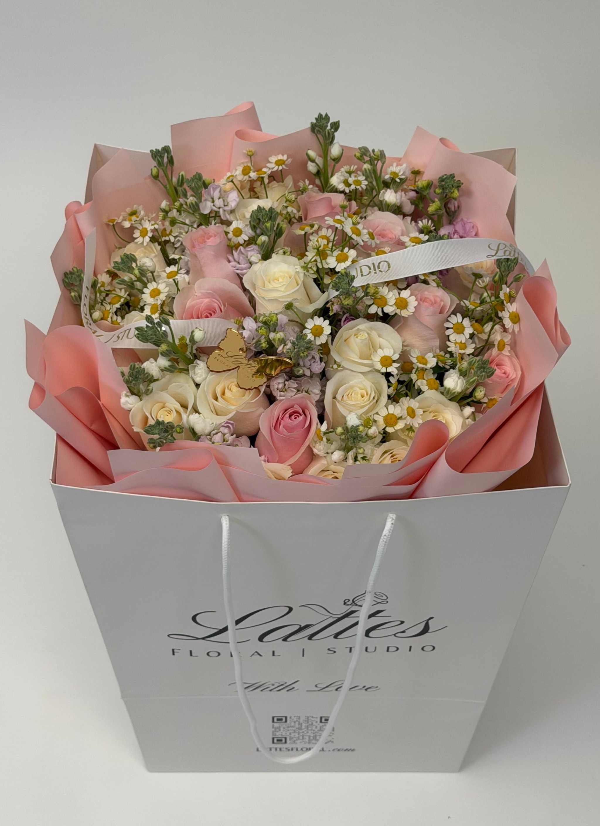 Daisy Blush - Roses & Chamomile Bouquet