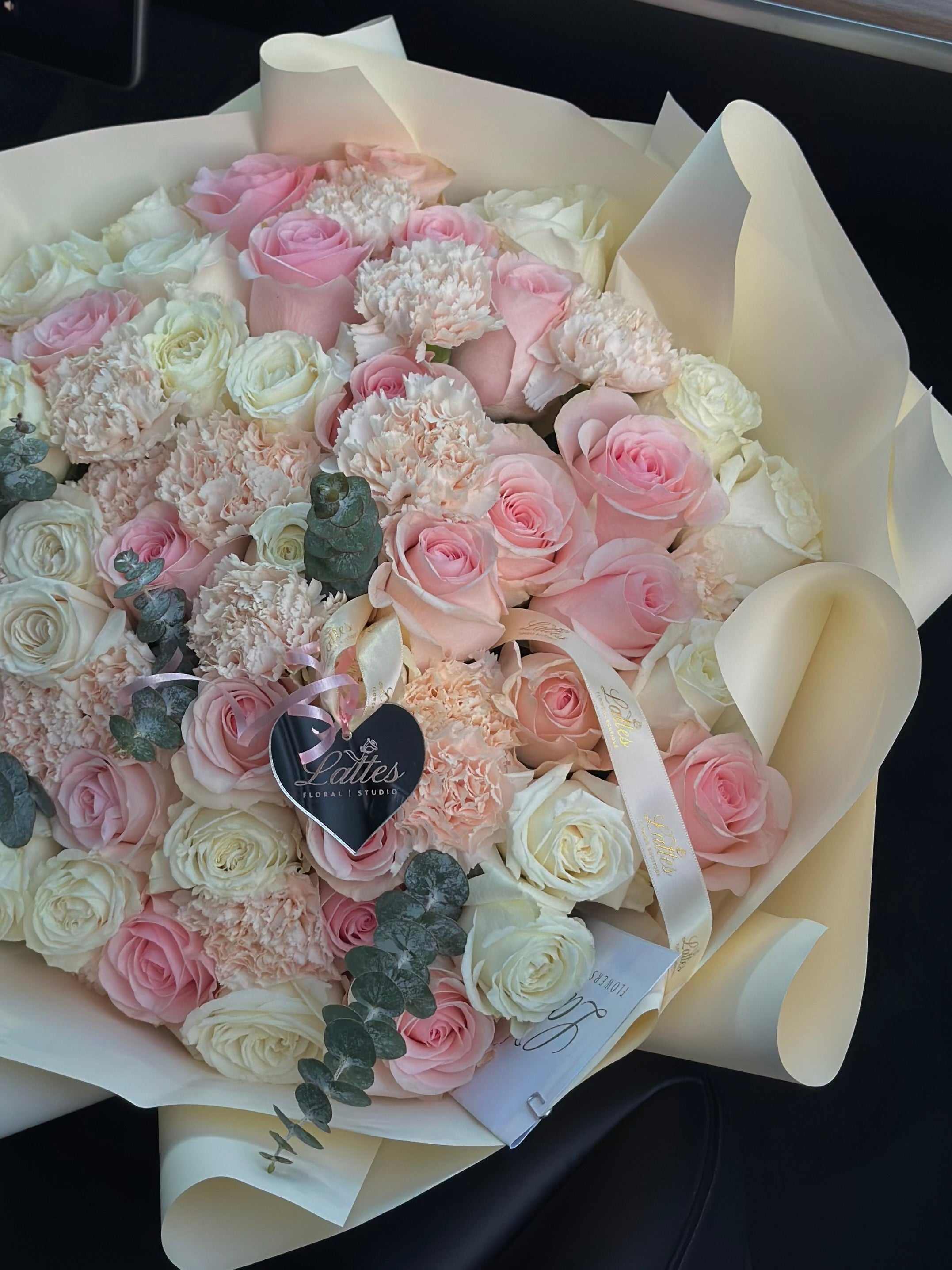 Jardin de Ensueno - Bouquet of White Roses and eucalyptus