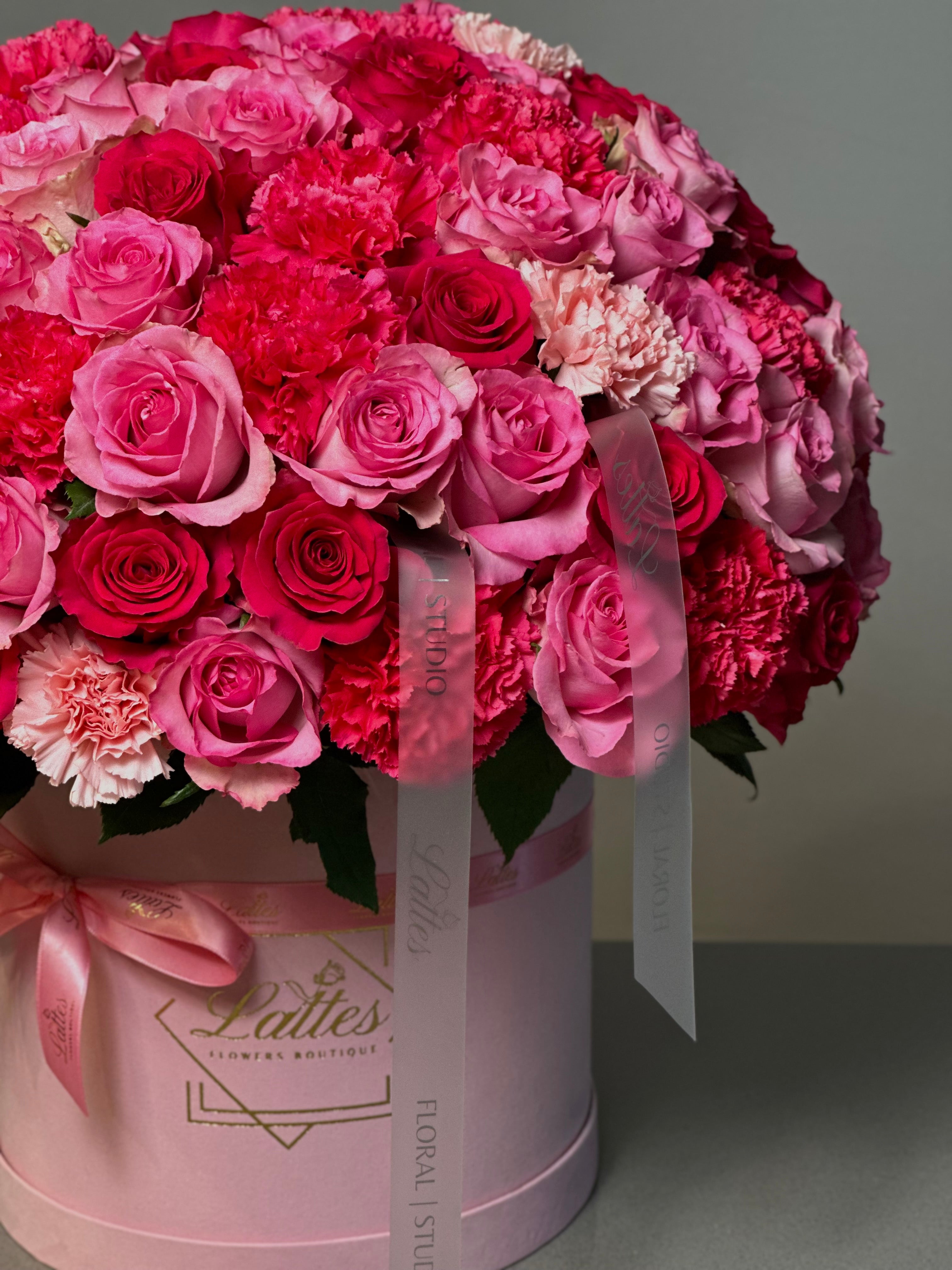 Blushing Charm – Pink Roses and Carnations in a Flower Box
