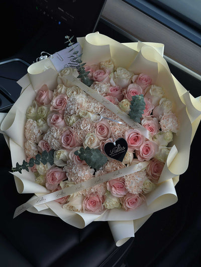 Jardin de Ensueno - Bouquet of White Roses and eucalyptus