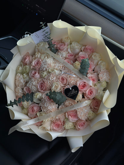 Jardin de Ensueno - Bouquet of White Roses and eucalyptus