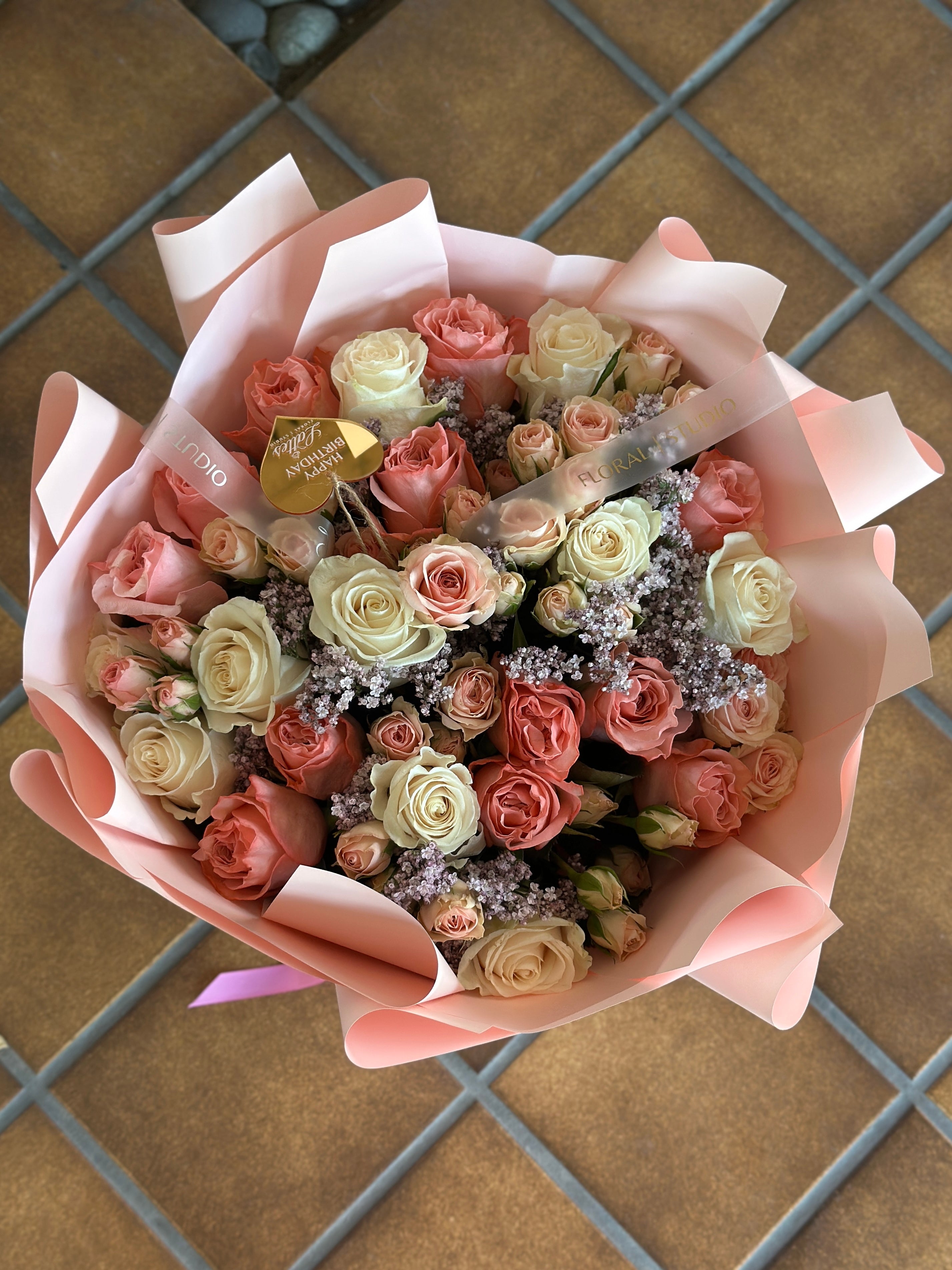 Rosé Poème – Bouquet with Pink Roses, Spray Roses & White Roses