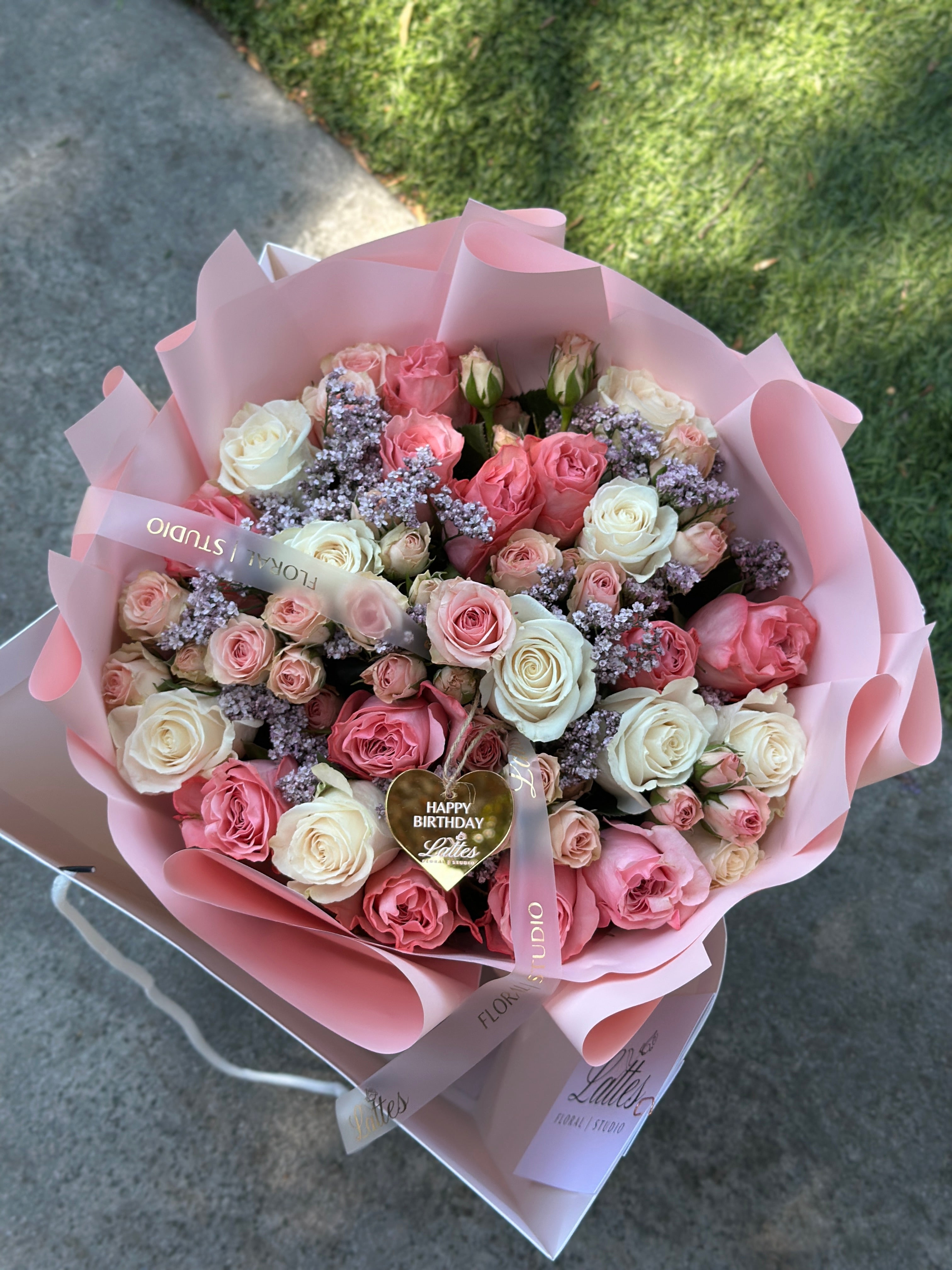 Rosé Poème – Bouquet with Pink Roses, Spray Roses & White Roses
