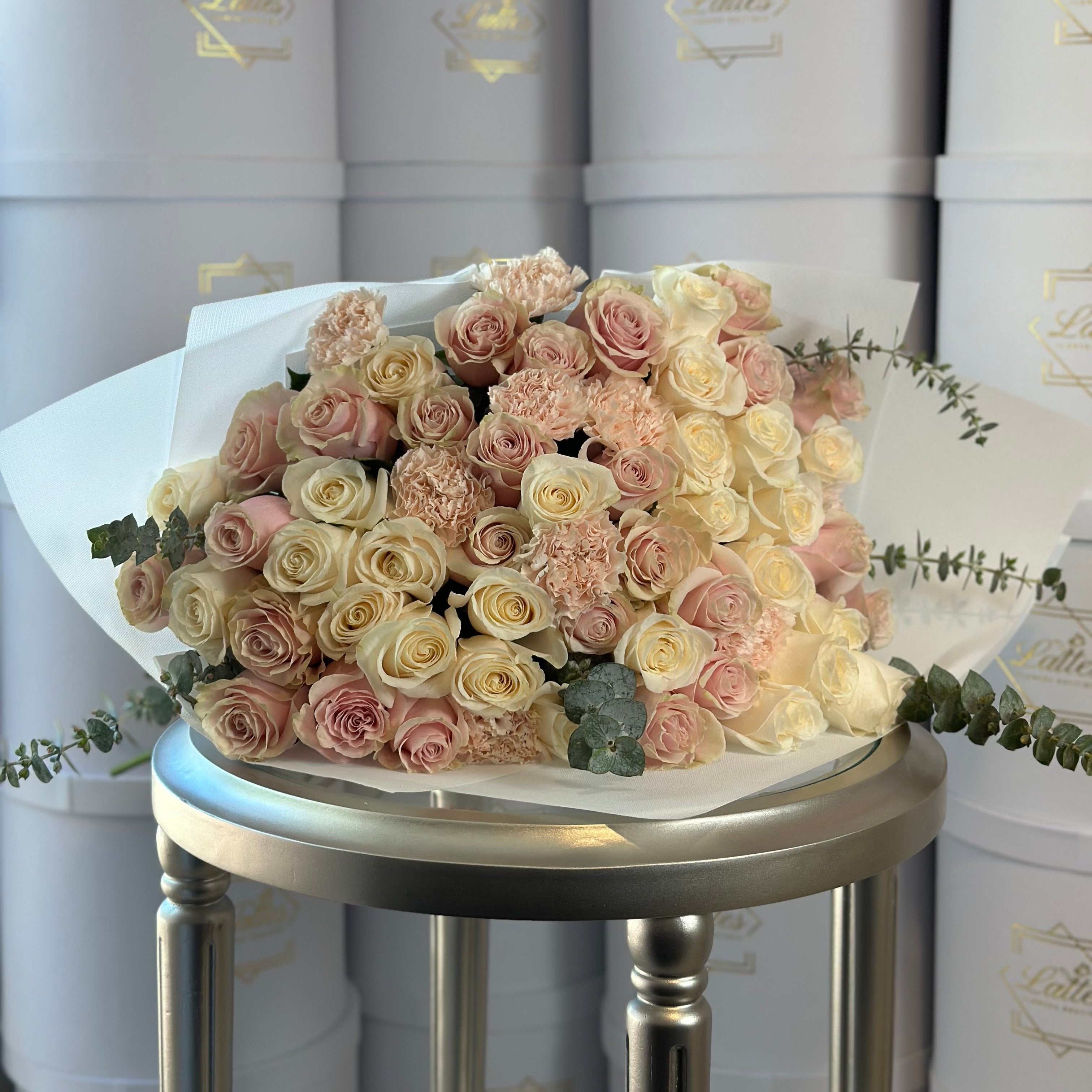 Jardin de Ensueno - Bouquet of White Roses and eucalyptus