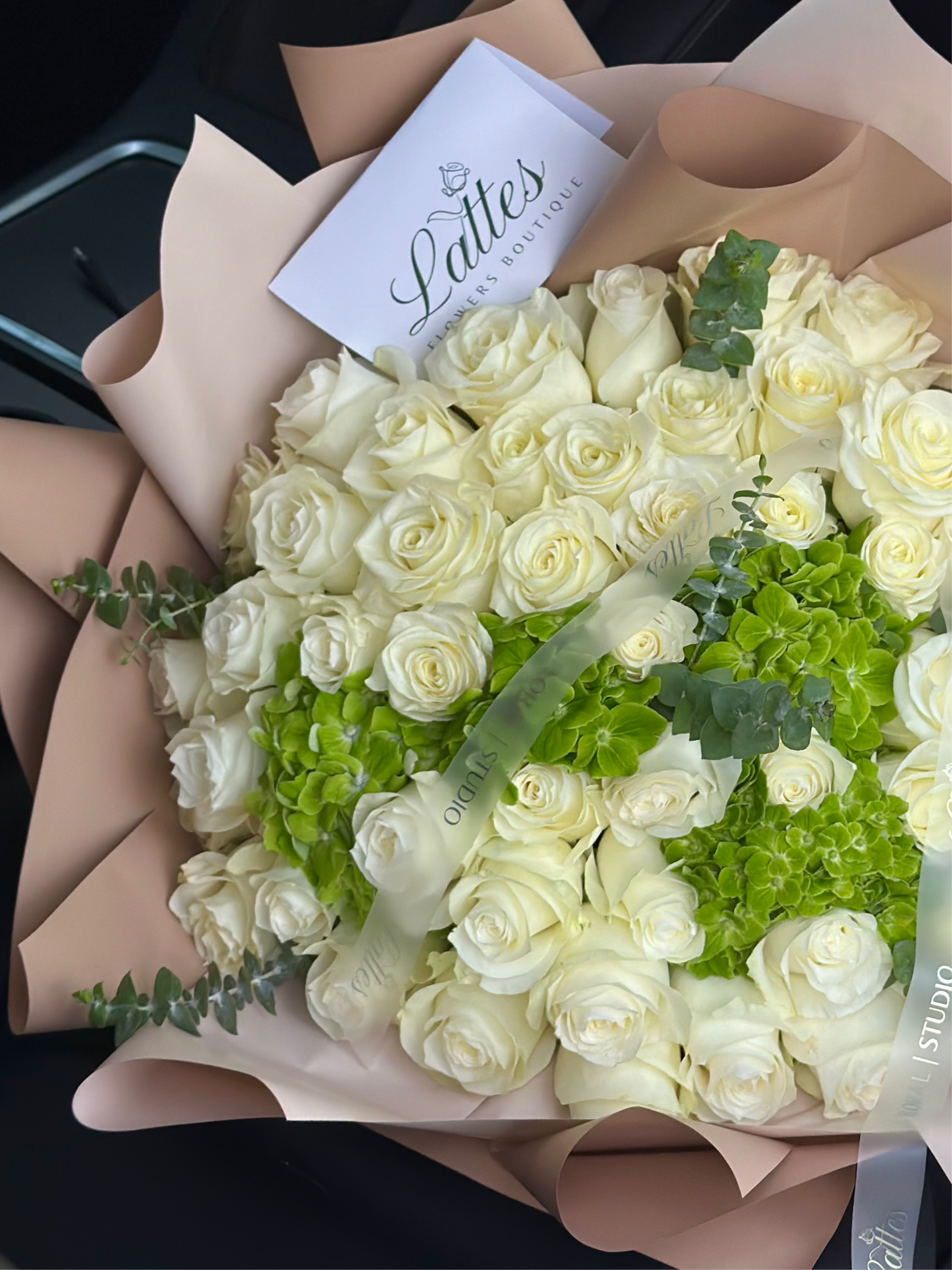 Jardin des Gerardmer – Bouquet of White Roses and Green Hydrangeas