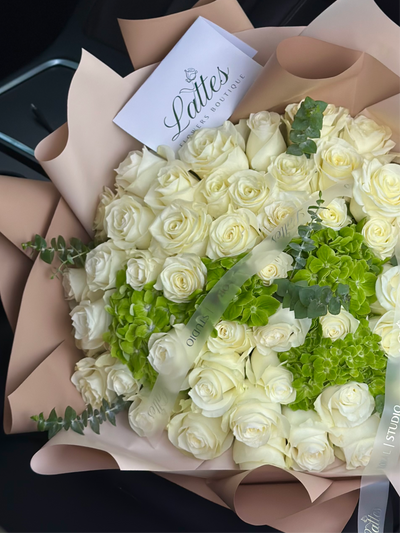 Jardin des Gerardmer – Bouquet of White Roses and Green Hydrangeas