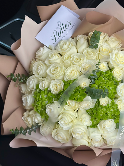 Jardin des Gerardmer – Bouquet of White Roses and Green Hydrangeas