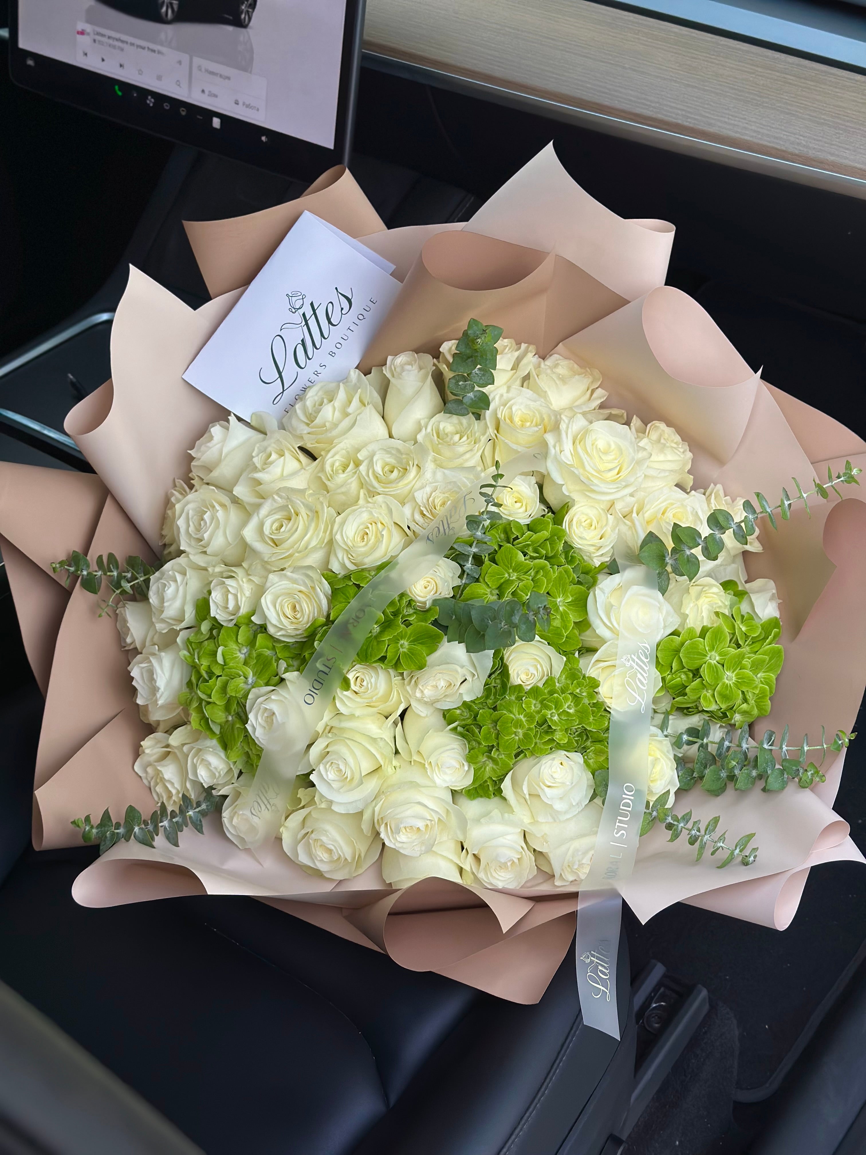 Jardin des Gerardmer – Bouquet of White Roses and Green Hydrangeas