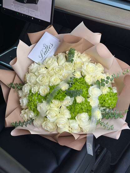 Jardin des Gerardmer – Bouquet of White Roses and Green Hydrangeas