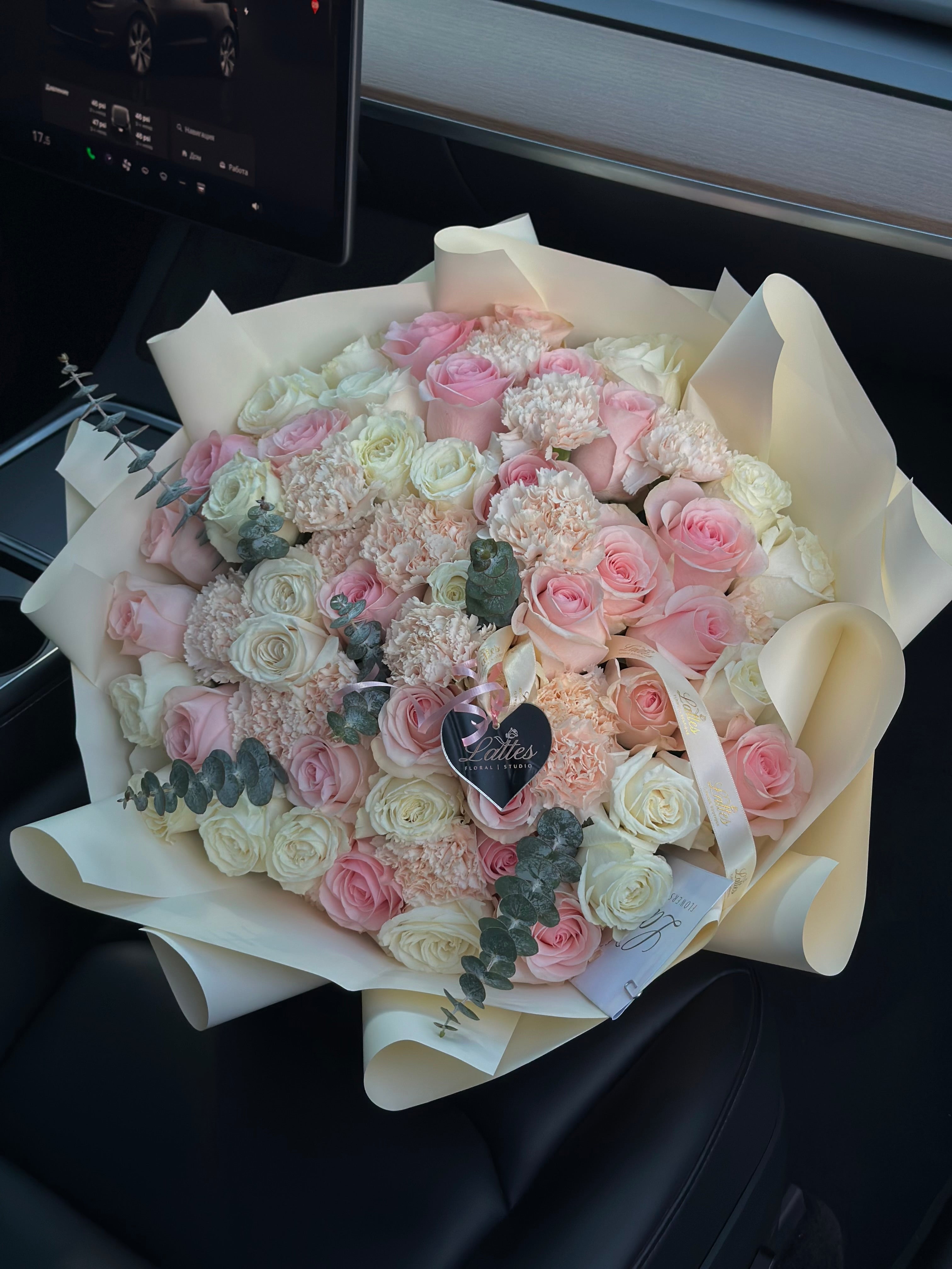 Jardin de Ensueno - Bouquet of White Roses and eucalyptus