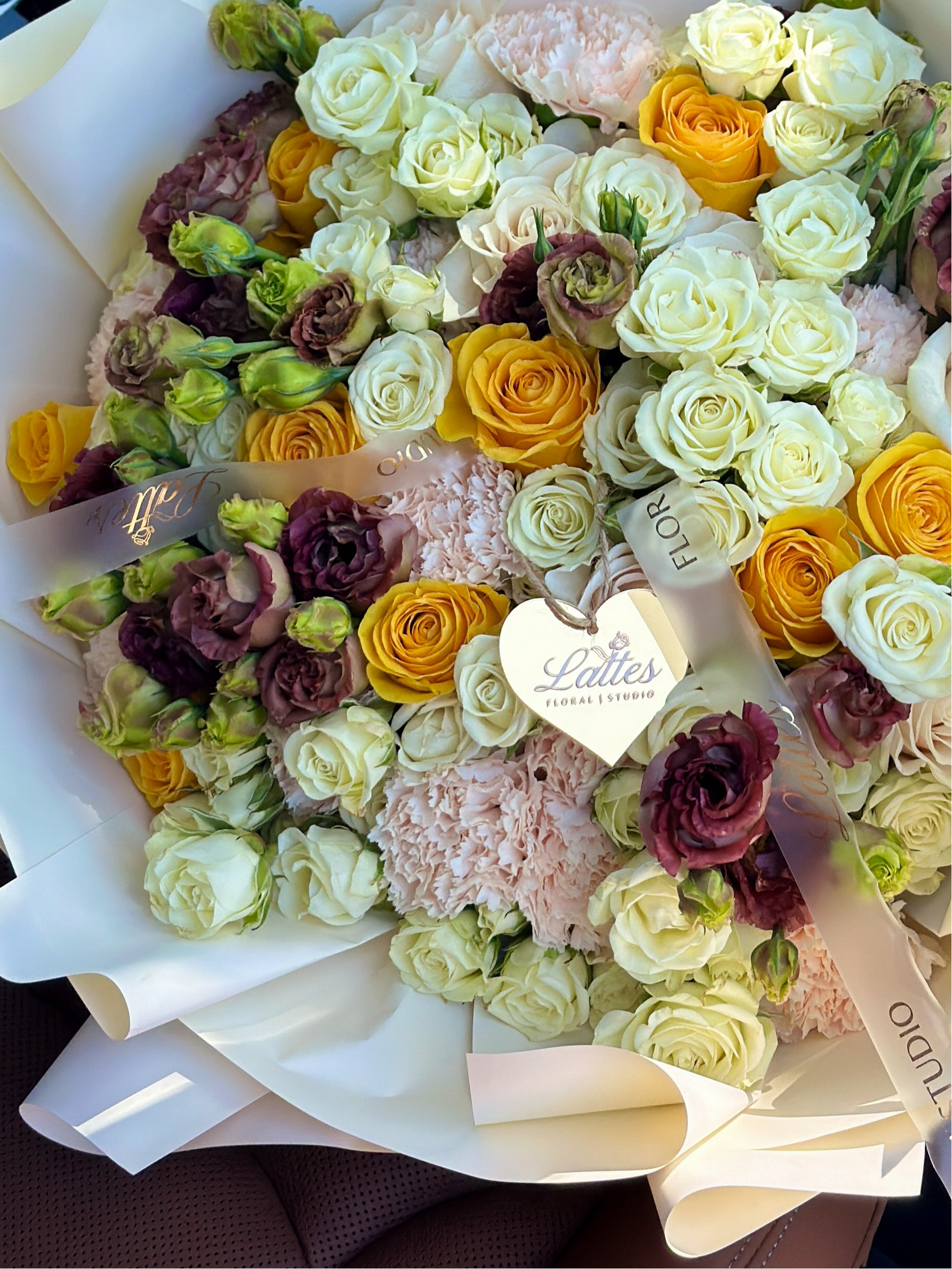 Golden Crème – White and Yellow Roses with Lisianthus