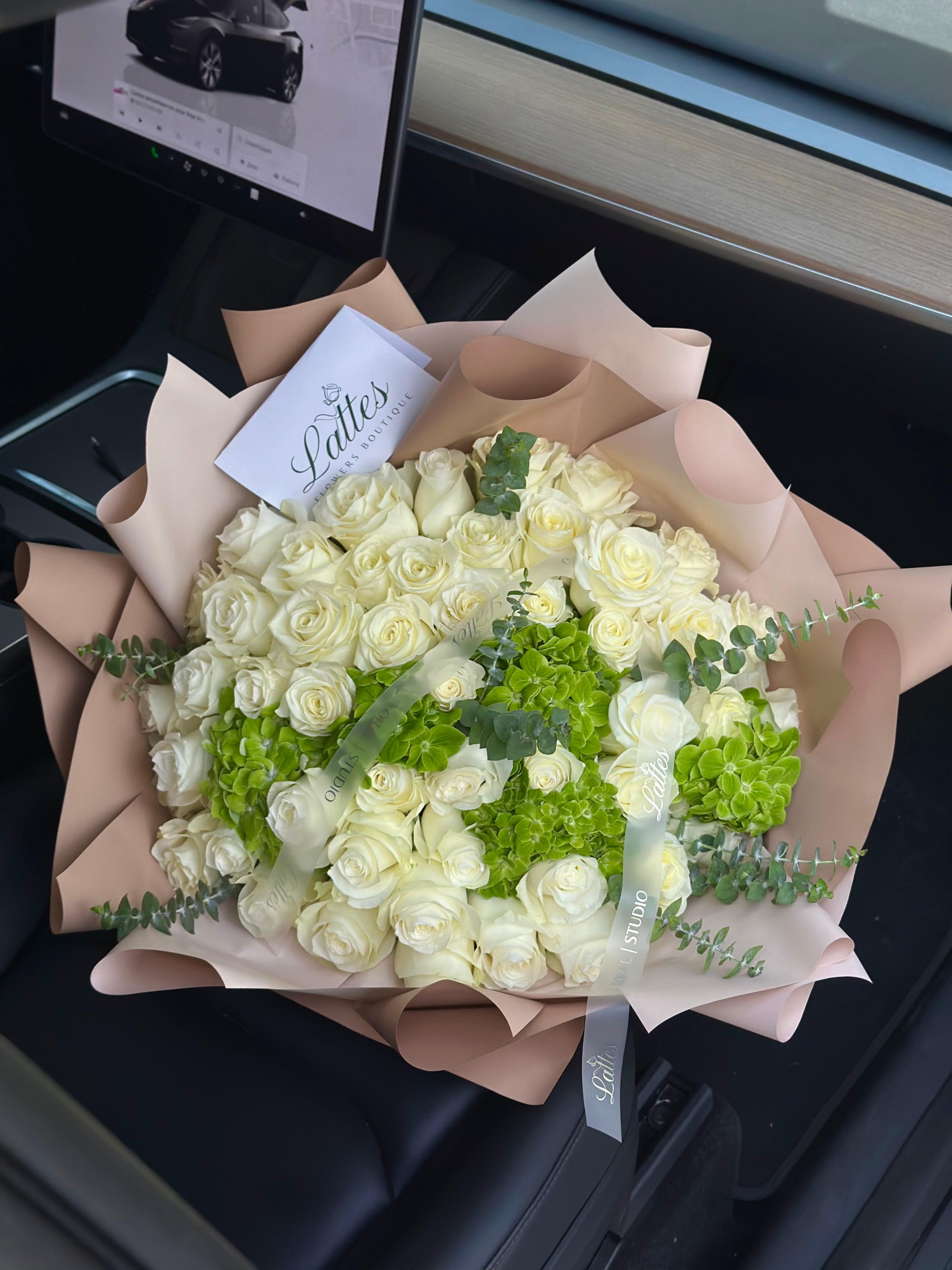 Jardin des Gerardmer – Bouquet of White Roses and Green Hydrangeas