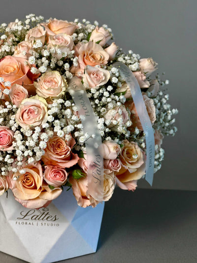 Elegance de Paris – Peach Roses with Baby’s Breath in a Flower Box