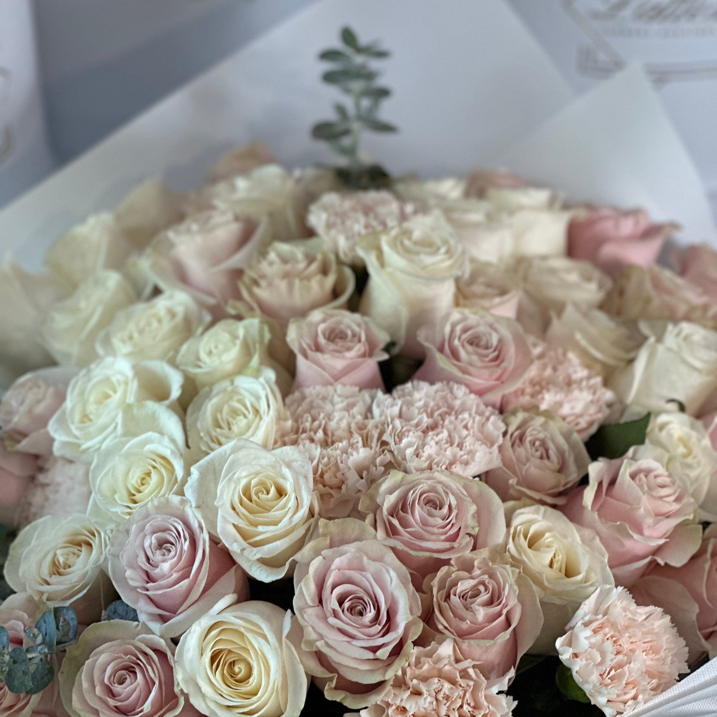 Jardin de Ensueno - Bouquet of White Roses and eucalyptus