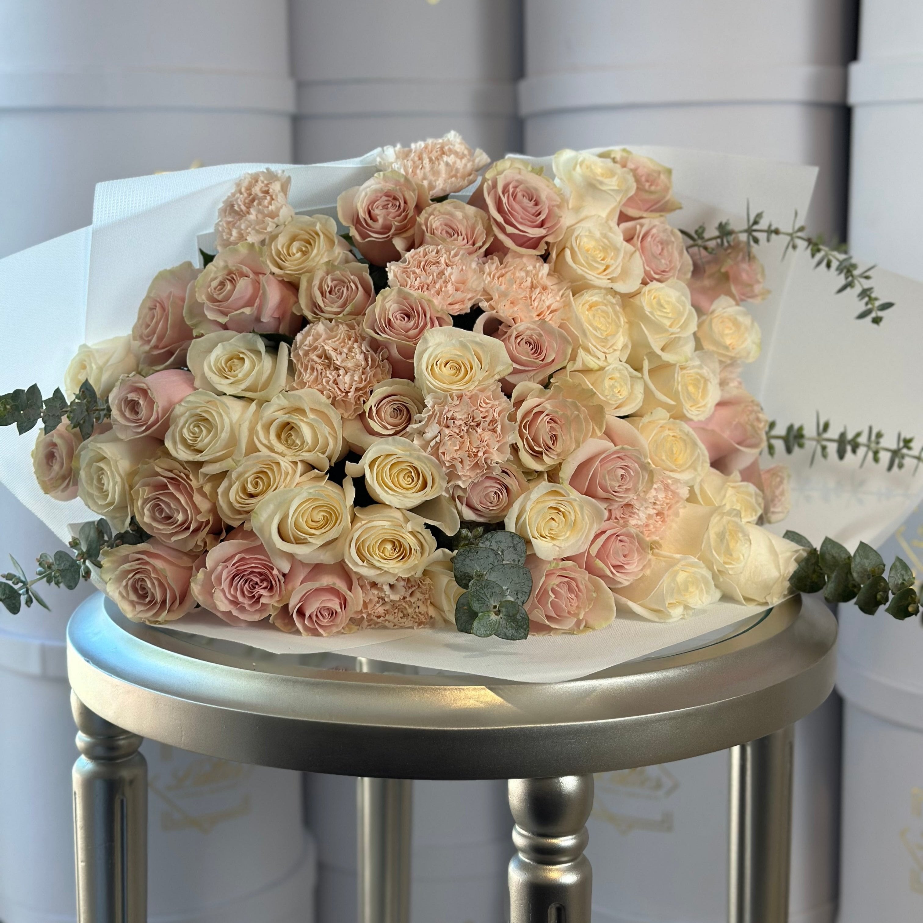 Jardin de Ensueno - Bouquet of White Roses and eucalyptus